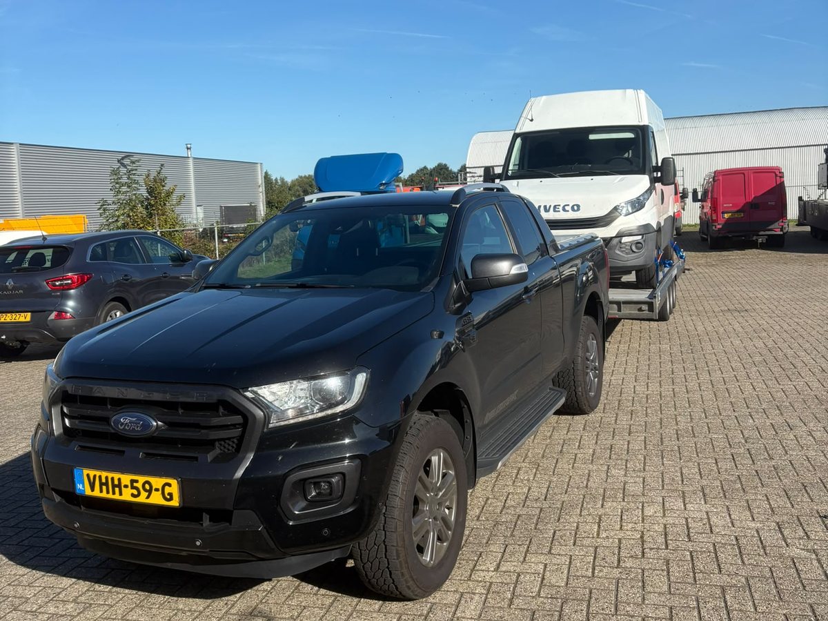 De Ford Ranger van Hogenkamp Autotransport met een bestelbus op de autotransporter